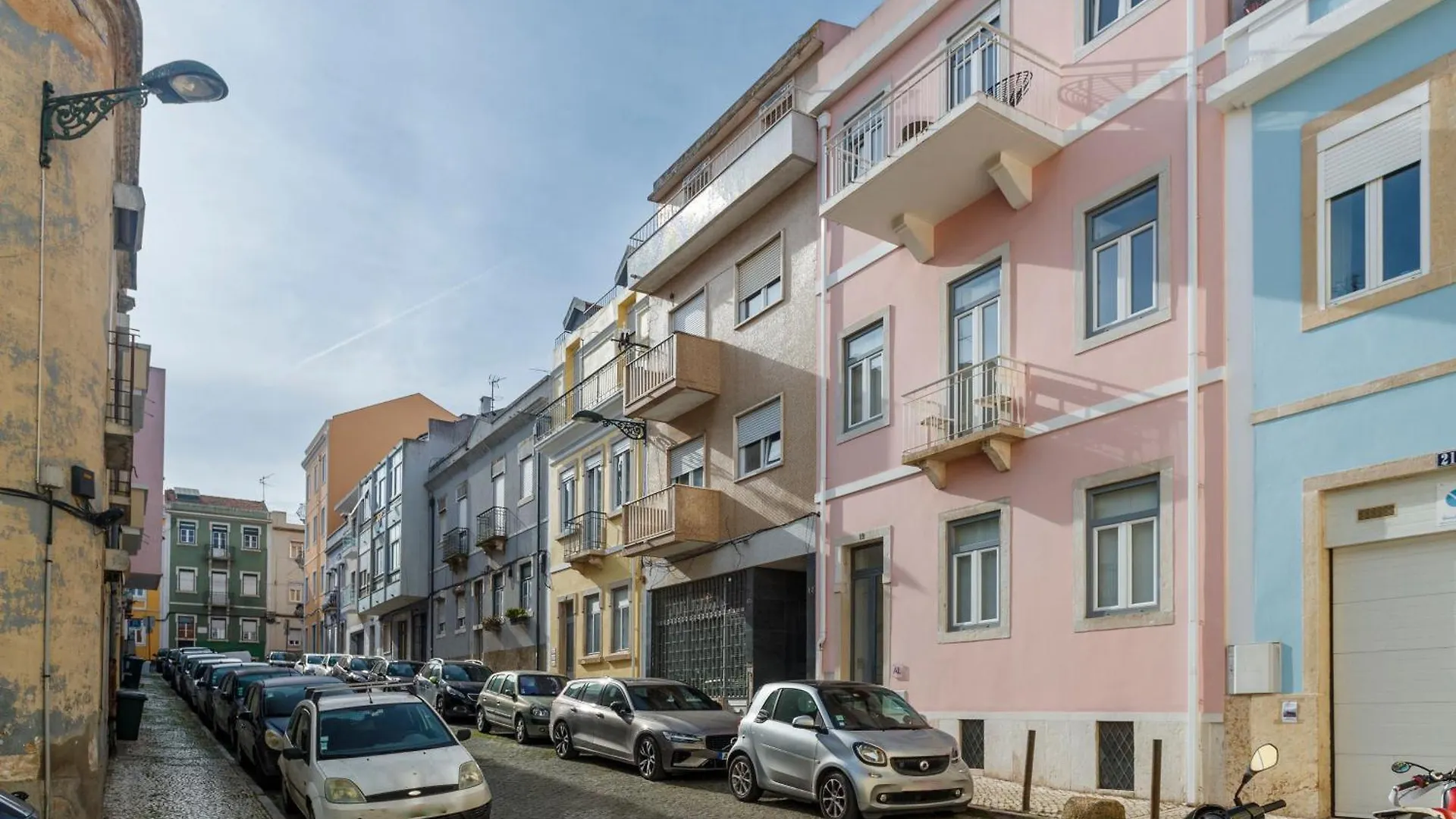 Cortes Apartment In Lisbon Historic Neighborhood